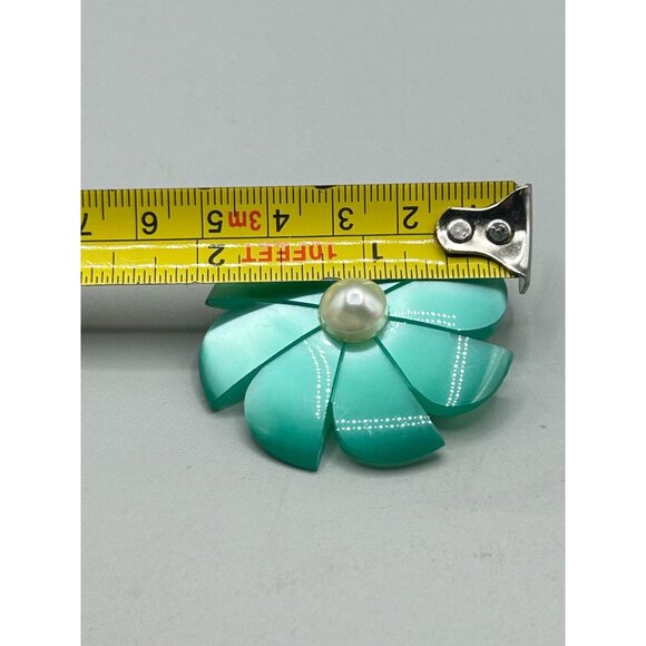 Vintage Green Moonglow Lucite Flower Pin Brooch Green Daisy with Faux Pearl - Picture 8 of 8